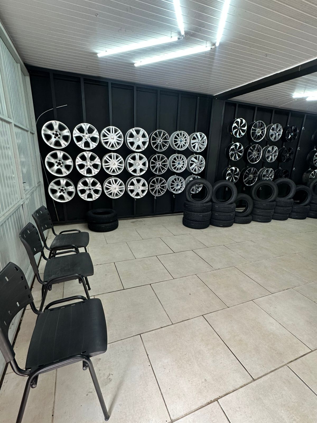 Parede de rodas e espaço de espera para clientes