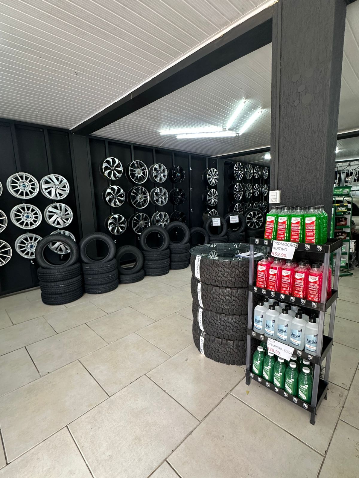 Loja da Caetano Auto Center com rodas expostas e pneus