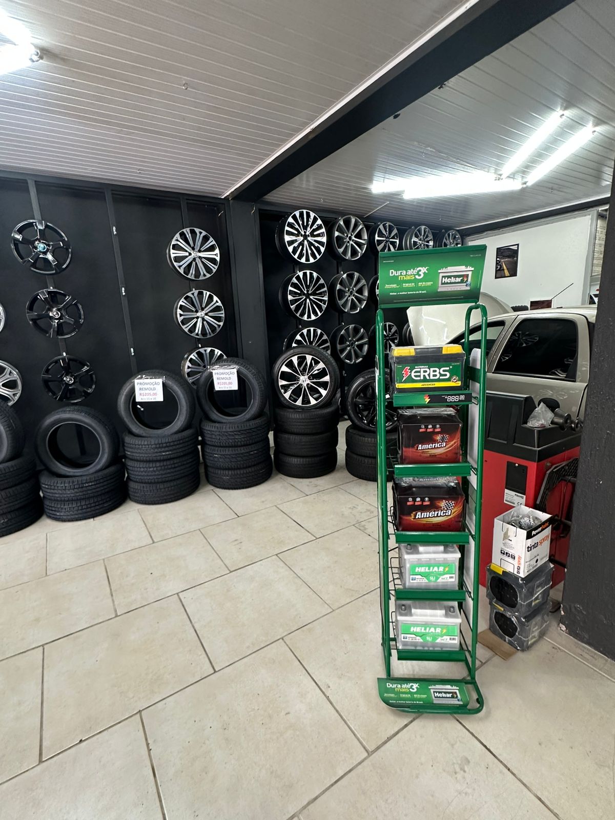 Exposição de rodas, pneus e baterias na Caetano Auto Center